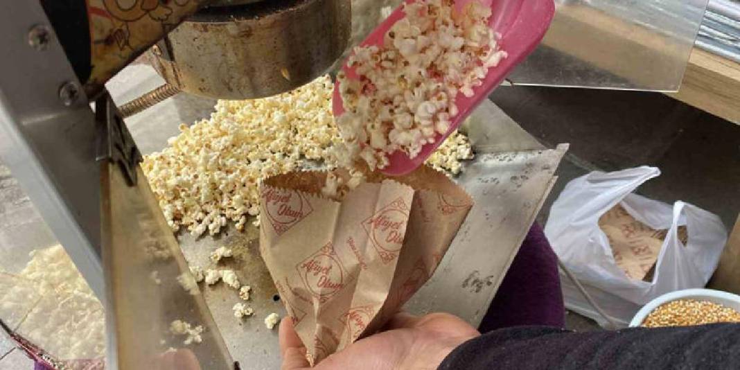 Müşteri çekebilmek için öyle bir şey yapıyor ki! Her gün 20 kilo bedava dağıtıyor: Maksat kalabalık görünsün 5